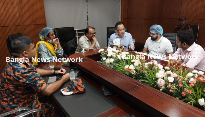 আহত ফায়ার ফাইটারদের চিকিৎসায় ঢাকায় এসে পৌঁছেছেন সিঙ্গাপুরের চিকিৎসক
