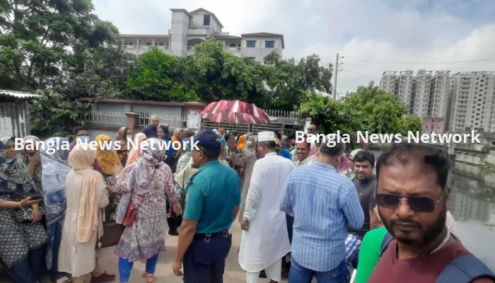 শুরু হচ্ছে এইচএসসি পরীক্ষা, কেন্দ্রে প্রবেশ করছেন পরীক্ষার্থীরা