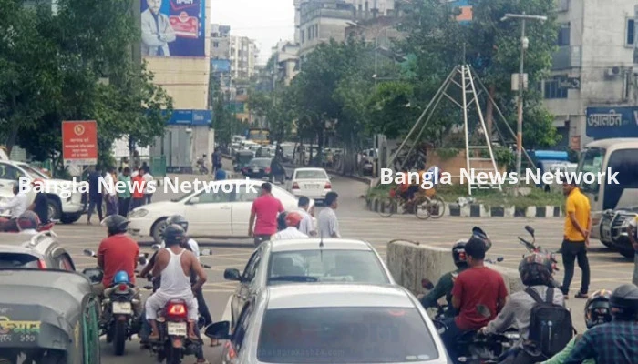 রাস্তায় ট্রাফিকের কাজ করছেন ছাত্র-জনতা