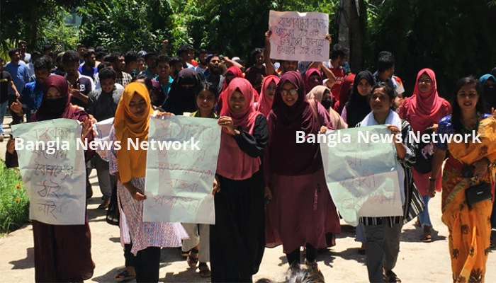 প্রধানমন্ত্রীর মন্তব্যের প্রতিবাদে বশেমুরবিপ্রবিতে শিক্ষার্থীদের বিক্ষোভ