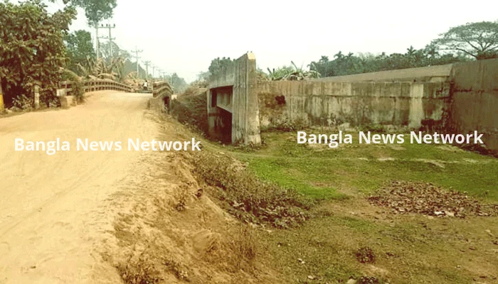 সংযোগ সড়ক না থাকায় কাজে আসছে না ৫ কোটি টাকার সেতু