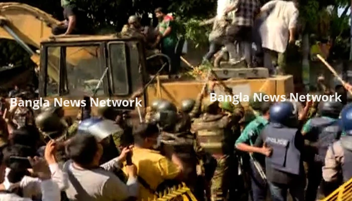 ধানমন্ডি ৩২ নম্বরে বুলডোজার আটকে দিলো সেনাবাহিনী