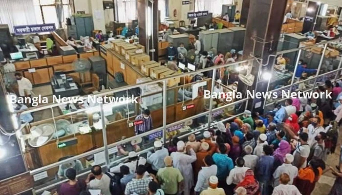 ব্যাংকে গ্রাহকের উপচেপড়া ভিড়, টাকা তোলার হিড়িক