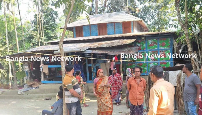বাড়ির পেছনে ঝোপে মিলল যুবকের লাশ, পরিবারের দাবি হত্যা