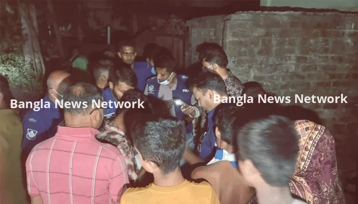সন্তানের পাশের রুমেই পড়ে ছিল মায়ের মরদেহ, তীব্র দুর্গন্ধ ছড়ালে উদ্ধার করে পুলিশ