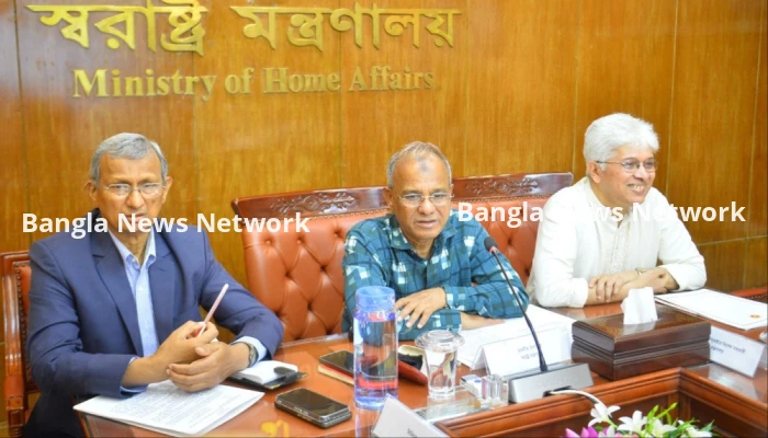 রাতে সাংবাদিককে তুলে নেয় ডিবি, সকালে স্বরাষ্ট্র উপদেষ্টা বললেন ‘প্রথম শুনলাম’