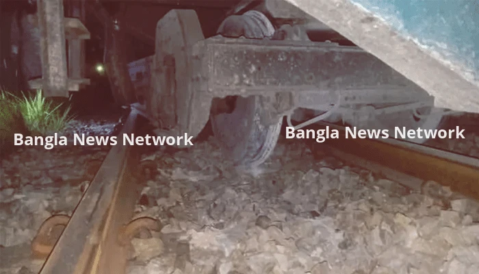 এক ট্রেনের ইঞ্জিন বিকল, আরেকটির বগি লাইনচ্যুত, চট্টগ্রামের সঙ্গে যোগাযোগ বিচ্ছিন্ন