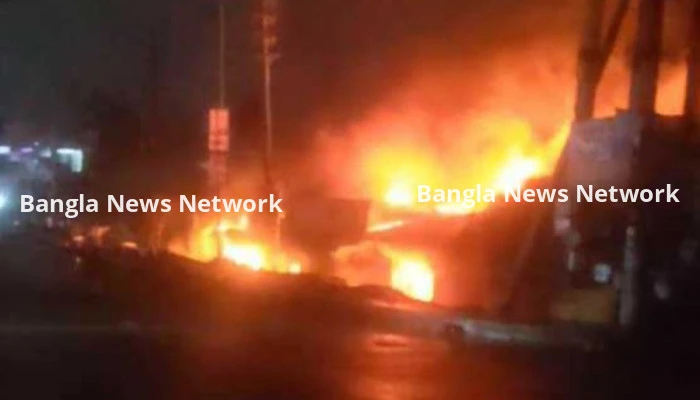 ৮ ইউনিটের চেষ্টায় রূপগঞ্জের গাউছিয়া মার্কেটের আগুন নিয়ন্ত্রণে