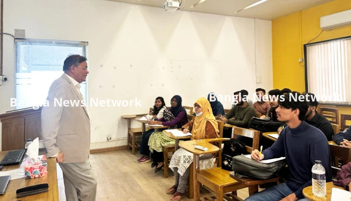 শত ব্যস্ততার মাঝেও ঢাবিতে ক্লাস নিলেন পররাষ্ট্রমন্ত্রী