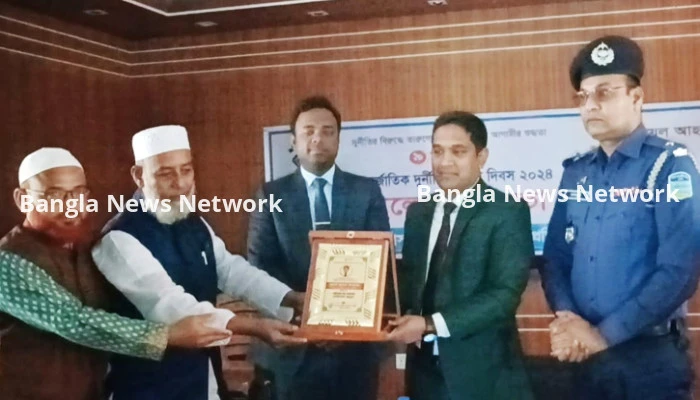 এআই প্রযুক্তিতে মাছ চাষের উদ্ভাবক পেলেন বর্ষসেরা প্রশাসকের সম্মাননা