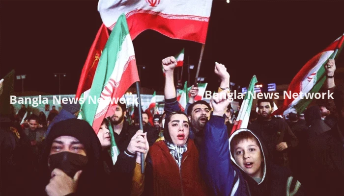 বাঁধভাঙা উল্লাসে রাস্তায় নেমেছেন ইরানিরা