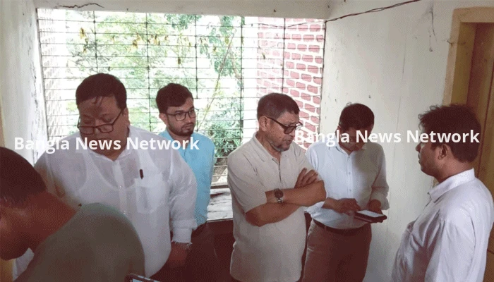 সরকারি হাসপাতালের বাথরুমেও ওষুধ পড়ে থাকতে দেখে ক্ষোভ ঝাড়লেন মন্ত্রী