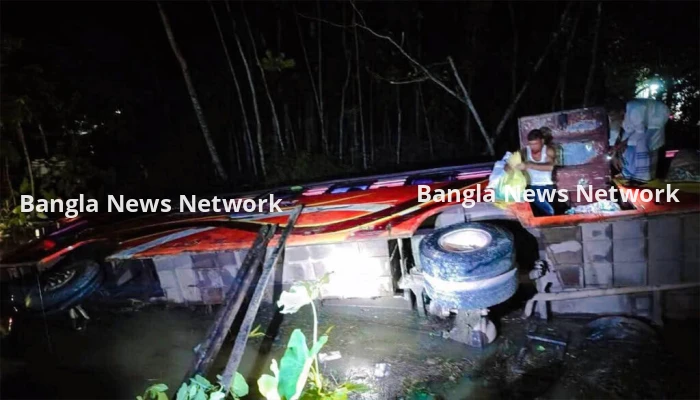 পটুয়াখালীতে যাত্রীবাহী বাস পুকুরে উল্টে পড়ে আহত ১০