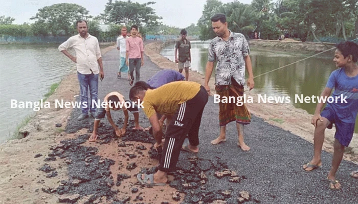 তিন দিনেই উঠে গেল নতুন সড়কের পিচ, সংস্কারকাজ বন্ধ করে দিলেন এলাকাবাসী