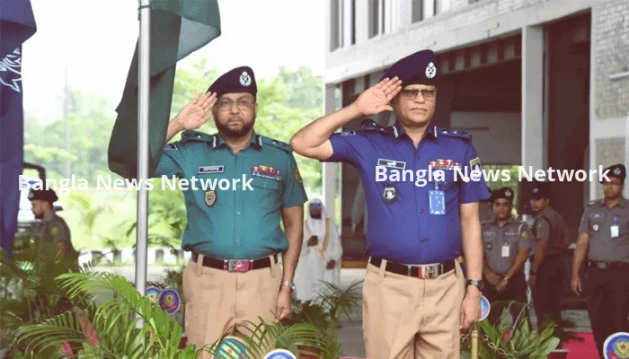 গাঢ় নীল-হালকা জলপাই শার্ট ও খাকি প্যান্টে ফিরলো পুলিশ