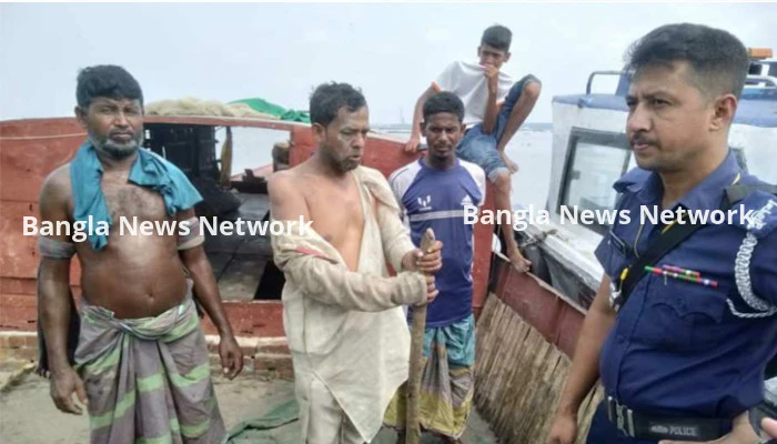 সাভারে গণপিটুনি দিয়ে ৩ ডাকাতকে পুলিশে সোপর্দ