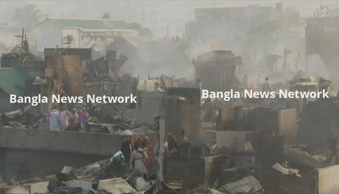 ভোরের আলো ফুটতেই স্পষ্ট হয়ে উঠেছে কড়াইল বস্তির আগুনের ক্ষতচিহ্ন