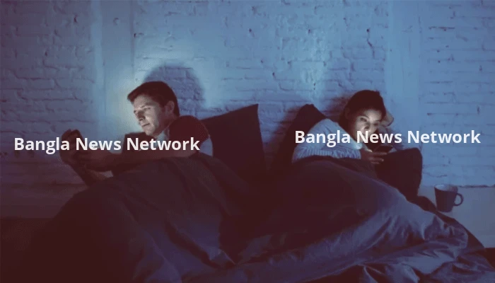 স্মার্টফোনের স্ক্রিনে হারিয়ে যাচ্ছে দাম্পত্যের গল্প