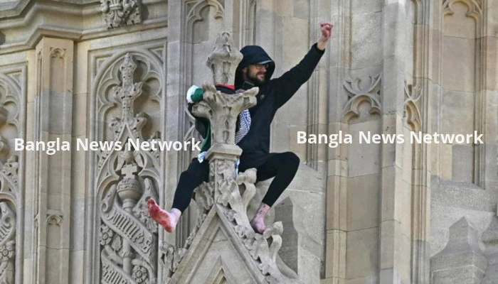 ফিলিস্তিনের পতাকা হাতে লন্ডনের ‘বিগ বেন’ টাওয়ারে যুবক