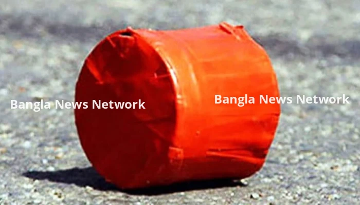 পল্লবী থানার সামনে তিনটি ককটেল বিস্ফোরণ