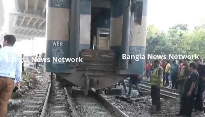 তেজগাঁওয়ে ট্রেন লাইনচ্যুত হয়ে ট্রেন চলাচল বন্ধ