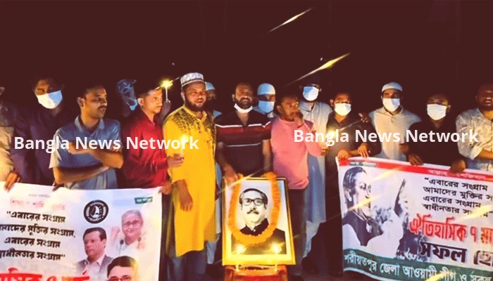 মধ্যরাতে মোমবাতি প্রজ্জ্বলন করে শেখ মুজিবের প্রতি শ্রদ্ধা