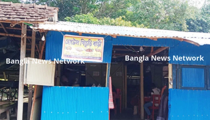 টাকা ছাড়াই হতদরিদ্রের খাবার মেলে ‘খিচুড়ি বাড়ি’ হোটেলে