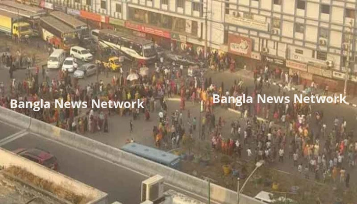 বনানীতে সড়ক দুর্ঘটনায় নারীর মৃত্যু, পোশাকশ্রমিকদের সড়ক অবরোধ