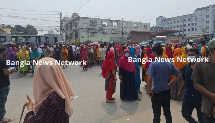 টঙ্গীতে মহাসড়ক অবরোধ করে শ্রমিকদের বিক্ষোভ